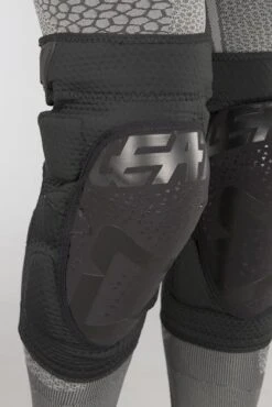 Ginocchiere Leatt 3DF 5.0 Nero 13 Ginocchiere Leatt 3DF 5.0 Nero -Vendite LEATT 00124dc3e8972b0f1c6febad83157e6424d34859 1 PIA 15739 2 07