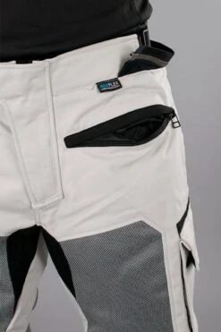 Pantaloni Rev'It! Cayenne Pro Lunghi Grigio Chiaro-Nero 20 Pantaloni Rev'It! Cayenne Pro Lunghi Grigio Chiaro-Nero -Vendite LEATT 12bd31e31427aaf4cdd2d8bf88966e2a91290865 2015 03 31135710 42