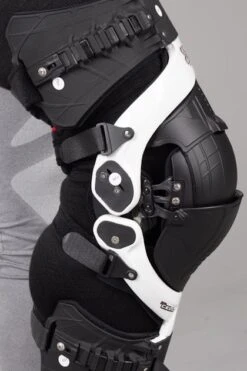 Ginocchiera Destra Asterisk Ultra Cell 3.0 Bianca -Vendite LEATT 295a24e9770ad84191685f5f71a076a540b6835a 1 pia 181766 1 160