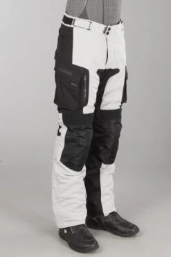 Pantaloni Moto Course Four Seasons 2.0 Grigio Chiaro-Nero -Vendite LEATT 2a365d5e8a366cacf60d7ae3764c635d9575dbe5 1 1513 033 52 lip172018 09