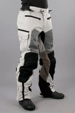 Pantaloni Rev'It! Cayenne Pro Lunghi Grigio Chiaro-Nero 18 Pantaloni Rev'It! Cayenne Pro Lunghi Grigio Chiaro-Nero -Vendite LEATT 40b1cf94bea863823d54bb8378db318ca0dbb85b 2015 03 31135704 31