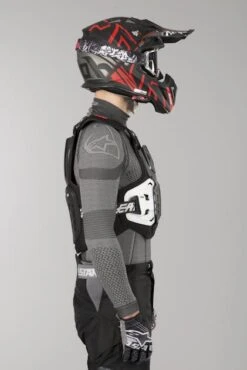 Pettorina Leatt 4.5 Nero 23 Pettorina Leatt 4.5 Nero -Vendite LEATT 46cc337f2b092635f35b069326ceb08576a3b133 1 PIA 15638 1 70