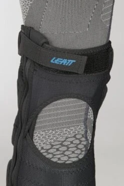 Ginocchiere Leatt 3DF 5.0 Zip Bianco-Nero -Vendite LEATT 764adfb50269817e05129b407d009dc02ce356b7 1 PIA 15736 2 06