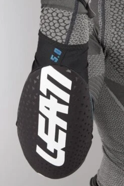 Gomitiere Leatt 3DF 5.0 Bianco-Nero -Vendite LEATT 7d981ac493f4e5a4da45cc94abb2cc6a1696ac76 1 PIA 15797 2 04