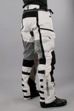 Pantaloni Rev'It! Cayenne Pro Lunghi Grigio Chiaro-Nero 16 Pantaloni Rev'It! Cayenne Pro Lunghi Grigio Chiaro-Nero -Vendite LEATT 9298b0c8aaf99bd8389e3d3df5ce7b9b4e8d6ba8 2015 03 31135659 36