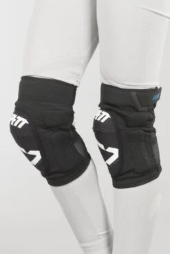 Ginocchiere Bambino Leatt 3DF 5.0 Bianco-Nero 9 Ginocchiere Bambino Leatt 3DF 5.0 Bianco-Nero -Vendite LEATT a2ef85c2885b1181bb4f37993b512087e6ecf879 1 PIA 16793 7 40