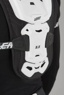 Pettorina Bambino Leatt 5.5 Pro HD Nero-Bianco -Vendite LEATT a3a5c8045963664b9fe94a94ab99bb8890015ef7 1 PIA 16988 1 120