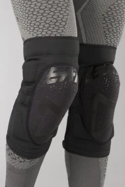 Ginocchiere Leatt 3DF 5.0 Zip Nero 8 Ginocchiere Leatt 3DF 5.0 Zip Nero -Vendite LEATT a801fcae25d6d7bbf43463e014ca06cc3d9ce267 1 PIA 15730 2 02