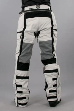 Pantaloni Rev'It! Cayenne Pro Lunghi Grigio Chiaro-Nero 15 Pantaloni Rev'It! Cayenne Pro Lunghi Grigio Chiaro-Nero -Vendite LEATT b22ff03d528baf7cc43df7ab277a3caa450158fd 2015 03 31135656 37