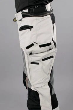 Pantaloni Rev'It! Cayenne Pro Lunghi Grigio Chiaro-Nero 21 Pantaloni Rev'It! Cayenne Pro Lunghi Grigio Chiaro-Nero -Vendite LEATT bf7b1fbfafa880b0efbaf348a3a98f37fbd7f9ad 2015 03 31135713 43