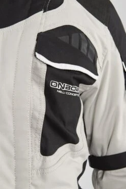 Giacca ON BOARD Stone 4 Seasons Nero-Grigio Chiaro 29 Giacca ON BOARD Stone 4 Seasons Nero-Grigio Chiaro -Vendite LEATT bfd65ebaa920a8aa6dc7834a27e10cd09b54b643 1 PIA 24972 1 100