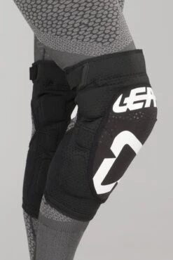 Ginocchiere Leatt 3DF 5.0 Bianco-Nero -Vendite LEATT cc05c3cb133b487e3fd05df028203ad84264ebce 1 PIA 15745 6 60
