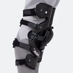 Ginocchiere Asterisk Carbon Cell 12 Ginocchiere Asterisk Carbon Cell -Vendite LEATT d84a476012bf437797a2180c2478583c 1 PIA 155773 1 70