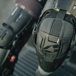 Ginocchiere EVS RS9 Nero -Vendite LEATT fb1dfbd36fe5fabaf9816641c97c46d8d37ea460 2 PIA 145900 0 30